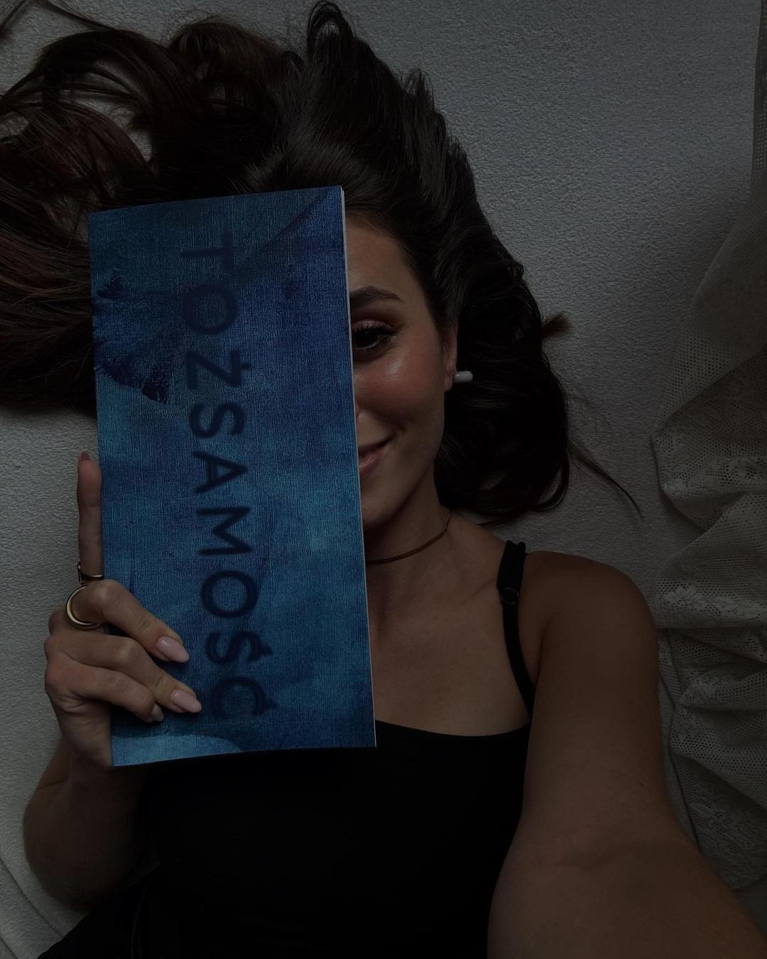 Natalia with the 'Tożsamość' diploma catalogue
